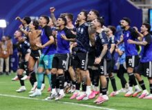 آرژانتین با پیروزی ۲-۱ مقابل انگلیس، برای سومین بار در چهار دوره اخیر به فینال جام جهانی صعود کرد