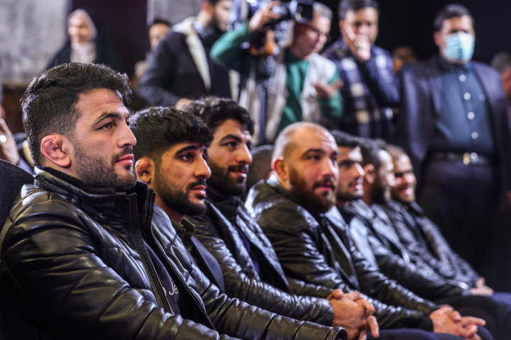 پرچمداری کشتی در پاریس؛ گوش شکسته‌ها آبروداری کردند