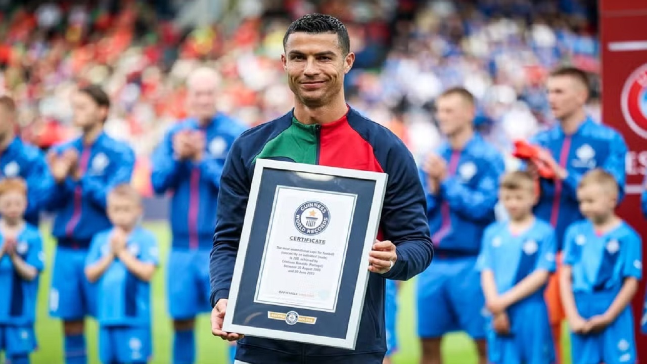لوح گینس به رونالدو اهداء شد