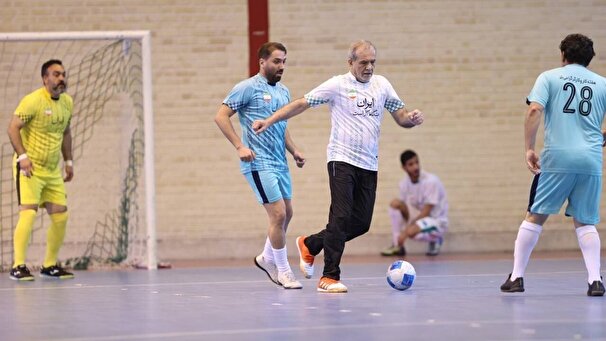 پابه توپ شدن رئیس جمهور در آستانه روز کارگر