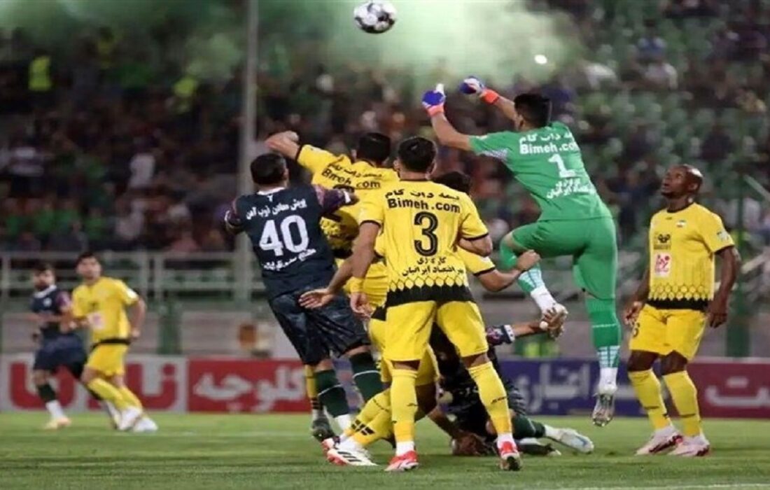 نبرد نویدکیا و حدادی فر در دربی اصفهان/ تراکتور در جستجوی بازگشت به صدر جدول