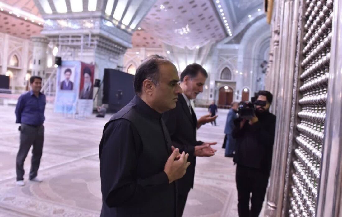 ادای احترام سفیر پاکستان به امام خمینی(س) در حاشیه مراسم سیوهفتمین سالگرد ارتحال