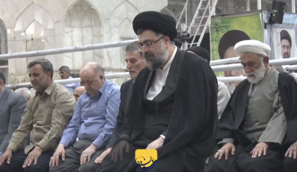 اقامه نماز ظهر و عصر به امامت حجتالاسلام والمسلمین سید یاسر خمینی در مراسم سیوهفتمین سالگرد ارتحال امام خمینی(س)