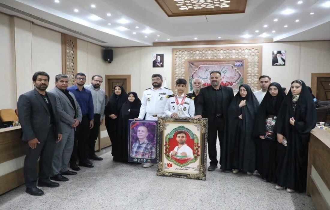 تقدیم مدال نقره آسیا به فرزند شهید ناو دنا